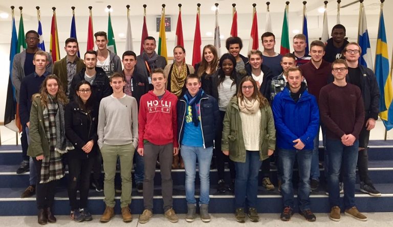 Studenten der HEC-ULg beim Besuch in Brüssel im Rahmen ihres Politik-Unterrichts.