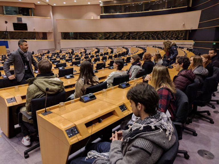 Mitglieder der deutschsprachigen Studentenvereinigung Ostana Brüssel im Europäischen Parlament