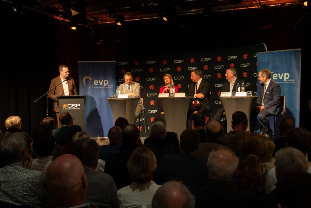 Paneldiskussion: Moderator Robin Emonts, Maxime Prévot, Ulrike Franke, David McAllister, Pascal Arimont und Luc Frank (v.l.)