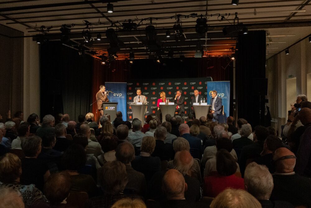 Paneldiskussion: Moderator Robin Emonts, Maxime Prévot, Ulrike Franke, David McAllister, Pascal Arimont und Luc Frank (v.l.)